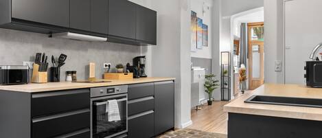 Een koelkast, een microgolfoven, een oven, een kookplaat