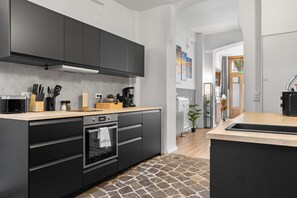 Køleskab, mikrobølgeovn, ovn, kogeplade