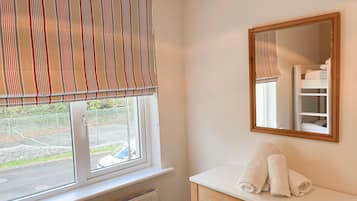 Buồng tắm vòi sen, khăn tắm