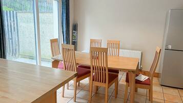 تناول الطعام داخل الغرفة