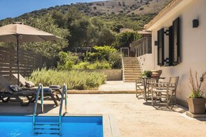 Outdoor pool - Berthina House (Drakopoulata)