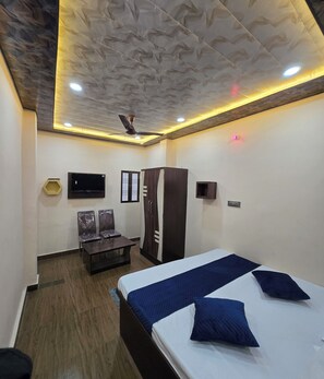 Deluxe Double Room | Premium bedding, desk, laptop workspace, free WiFi - Kashika Guest House - near Main Places (Varanasi)