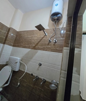 Een douche, een regendouche, een bidet, handdoeken
