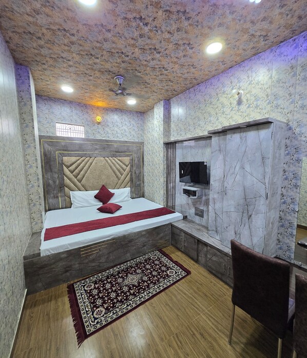 Premium bedding, desk, laptop workspace, free WiFi - Kashika Guest House - near Main Places (Varanasi)