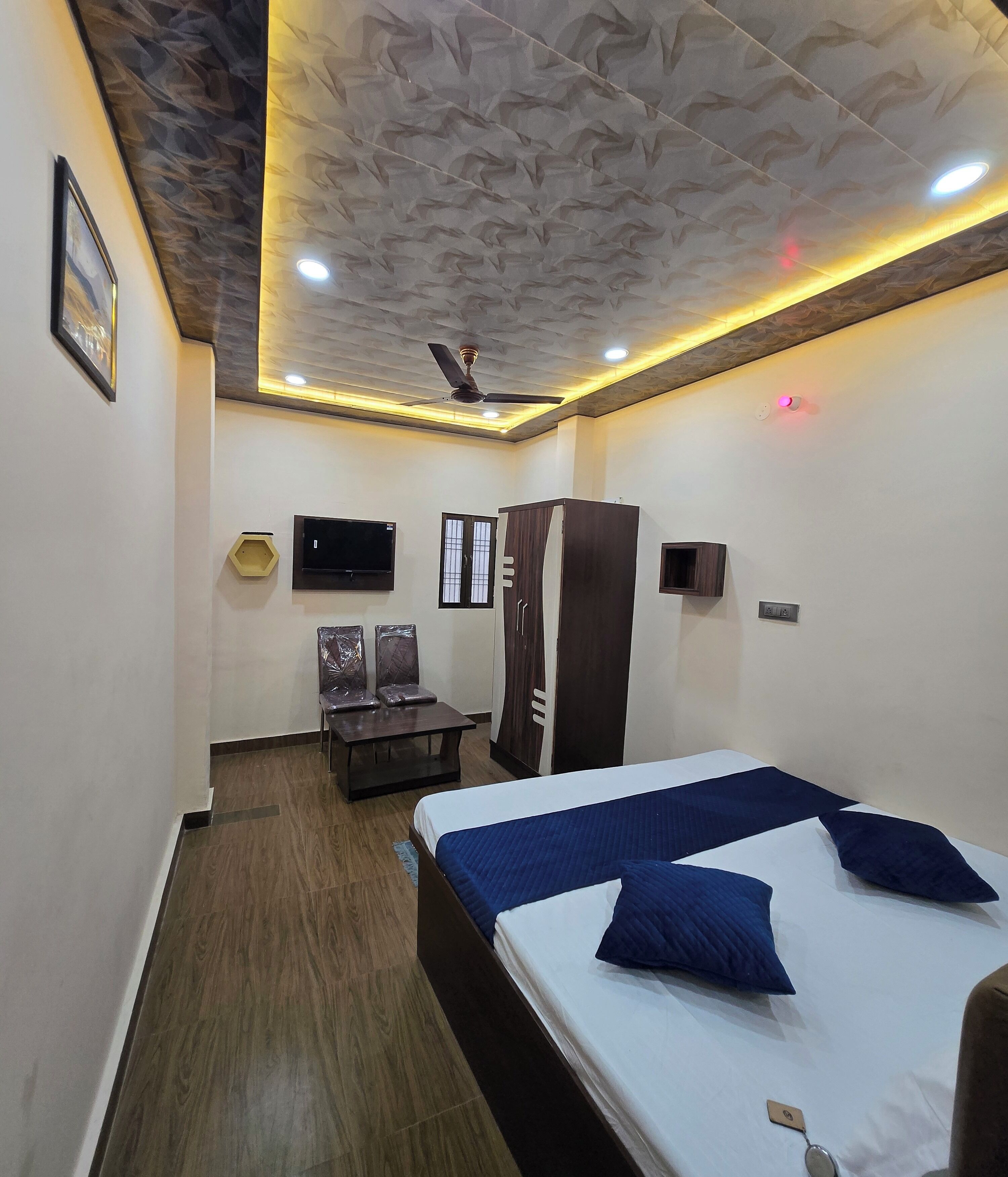 Bộ đồ giường cao cấp, bàn, khu vực làm việc phù hợp cho laptop 