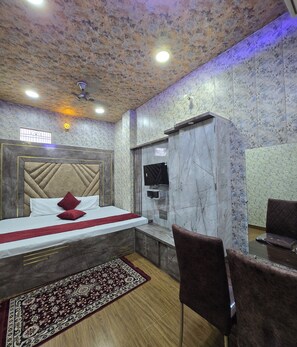 Premium bedding, desk, laptop workspace, free WiFi - Kashika Guest House - near Main Places (Varanasi)