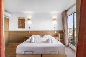 2 habitaciones, escritorio, tabla de planchar con plancha y wifi gratis 