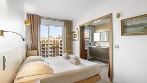 Ein Hotelzimmer mit Bett, Bad und Blick auf die Stadt.