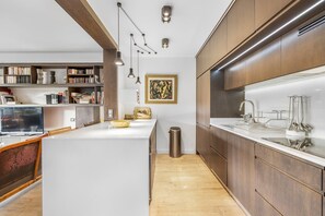Fridge, oven, stovetop, dishwasher - Crimée | Splendid apartment Buttes Chaumont (Paris)