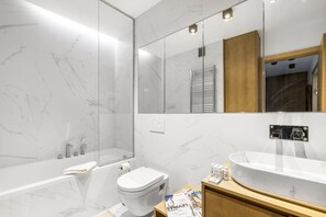 Shower, hair dryer, bidet, towels - Crimée | Splendid apartment Buttes Chaumont (Paris)