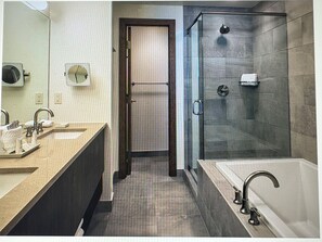 تجهيزات دش، مجففات شعر، مناشف، صابون