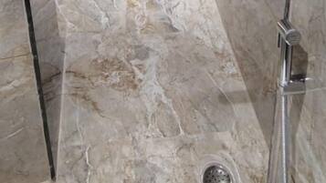 Habitación Deluxe doble | Baño | Ducha, secador de pelo, toallas y jabón