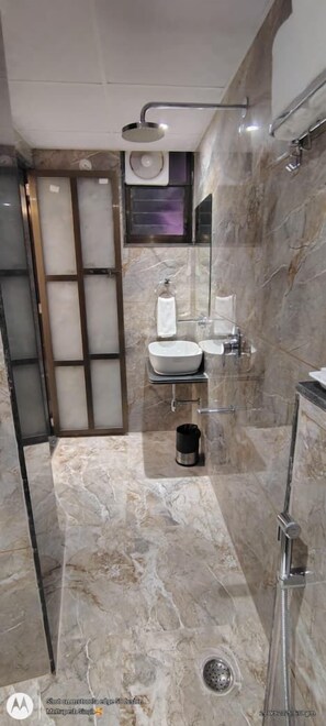 Habitación doble Deluxe | Baño | Regadera, secadora de cabello, toallas, jabón 