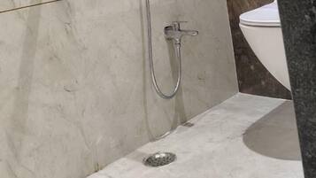 Habitación Deluxe doble | Baño | Ducha, secador de pelo, toallas y jabón