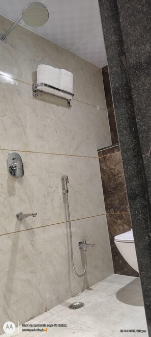 Habitación doble Deluxe | Baño | Regadera, secadora de cabello, toallas, jabón 