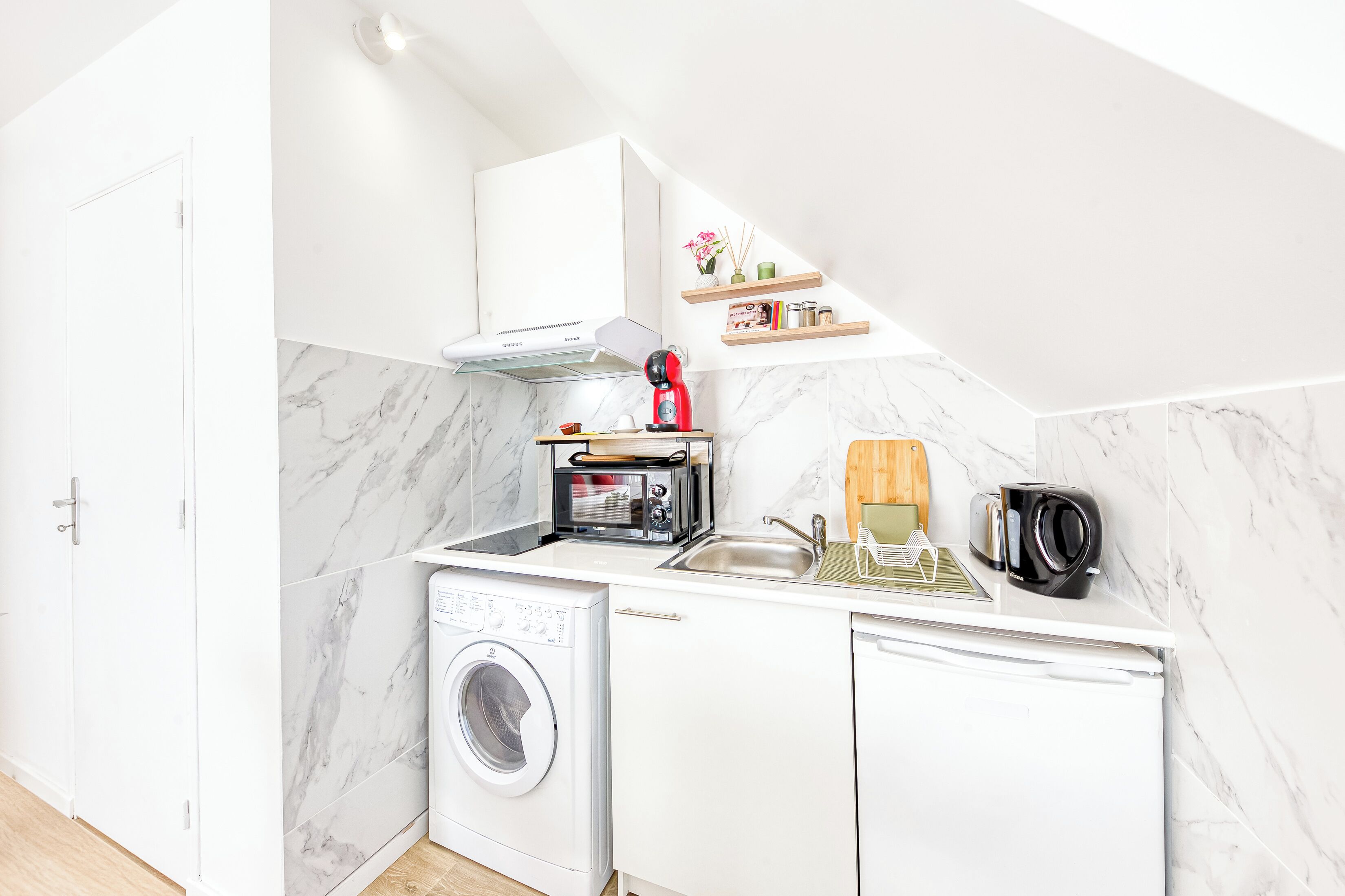 Een magnetron, een kookplaat