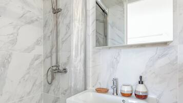 Een douche, een haardroger, handdoeken, zeep