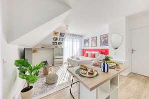 1 bedroom, iron/ironing board, WiFi, bed sheets - Bauhaus Suite. Near Paris 5 min. Terrace. Netflix. (Bobigny)