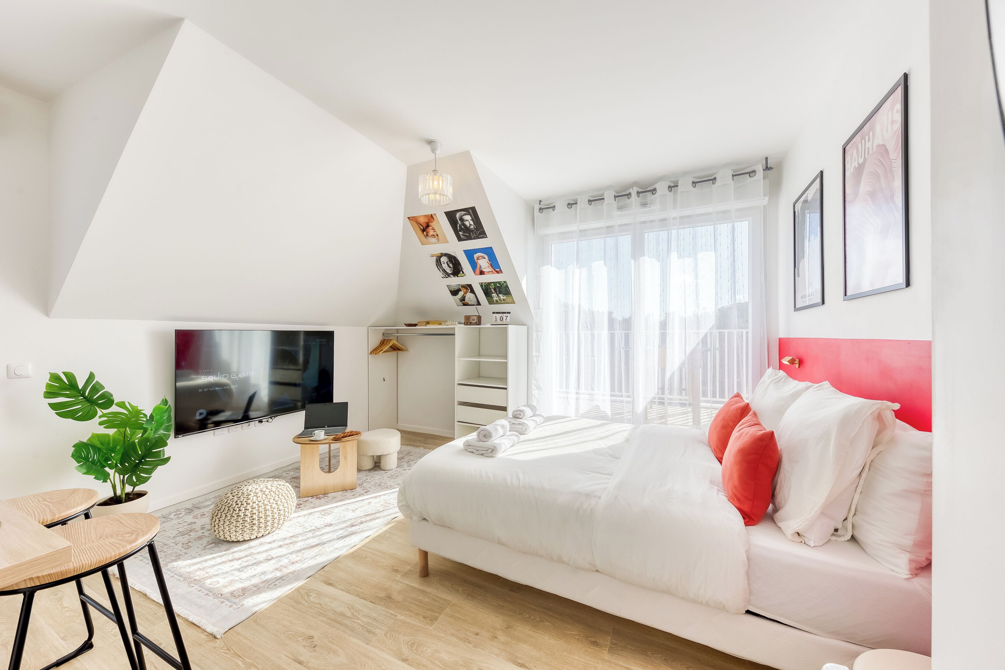Bauhaus Suite. Near Paris 5 Min. Terrace. Netflix. - Bobigny