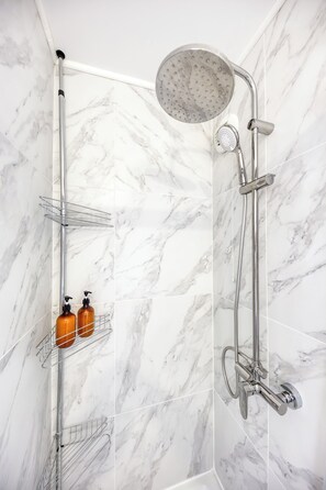 Douche, sèche-cheveux, serviettes fournies, savon