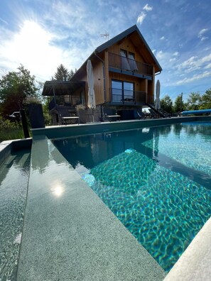 حمّام سباحة خارجي، حمّام سباحة مُدفَّأ