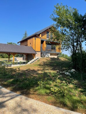 المنشأة من الخارج