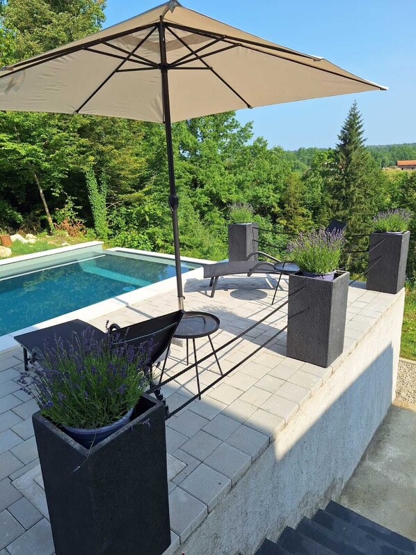 حمّام سباحة خارجي، حمّام سباحة مُدفَّأ