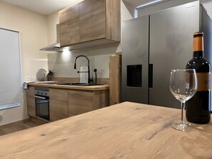 ثلاجة، ميكروويف، فرن، موقد طهي مسطح