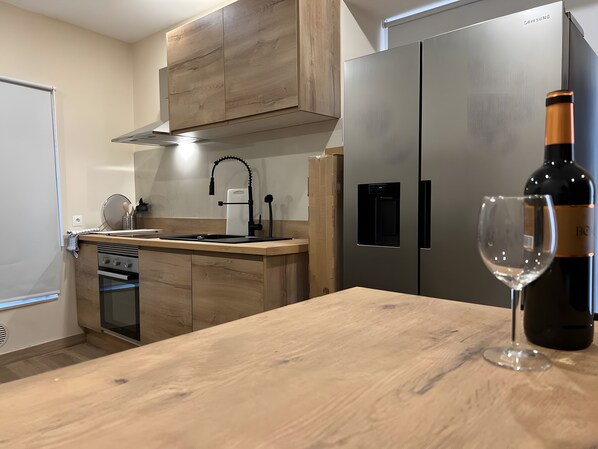 Réfrigérateur, micro-ondes, four, plaque de cuisson