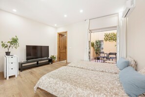 2 bedrooms, iron/ironing board, WiFi, bed sheets - Holiday Home '3 Rooms 3 Bathrooms in The City' with Private Terrace, Wi-Fi and Air Conditioning (Malaga)