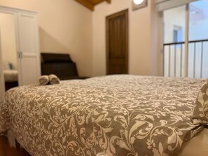 2 عدّة غرف نوم ومكواة/لوح كي وواي فاي وملاءات أسرّة