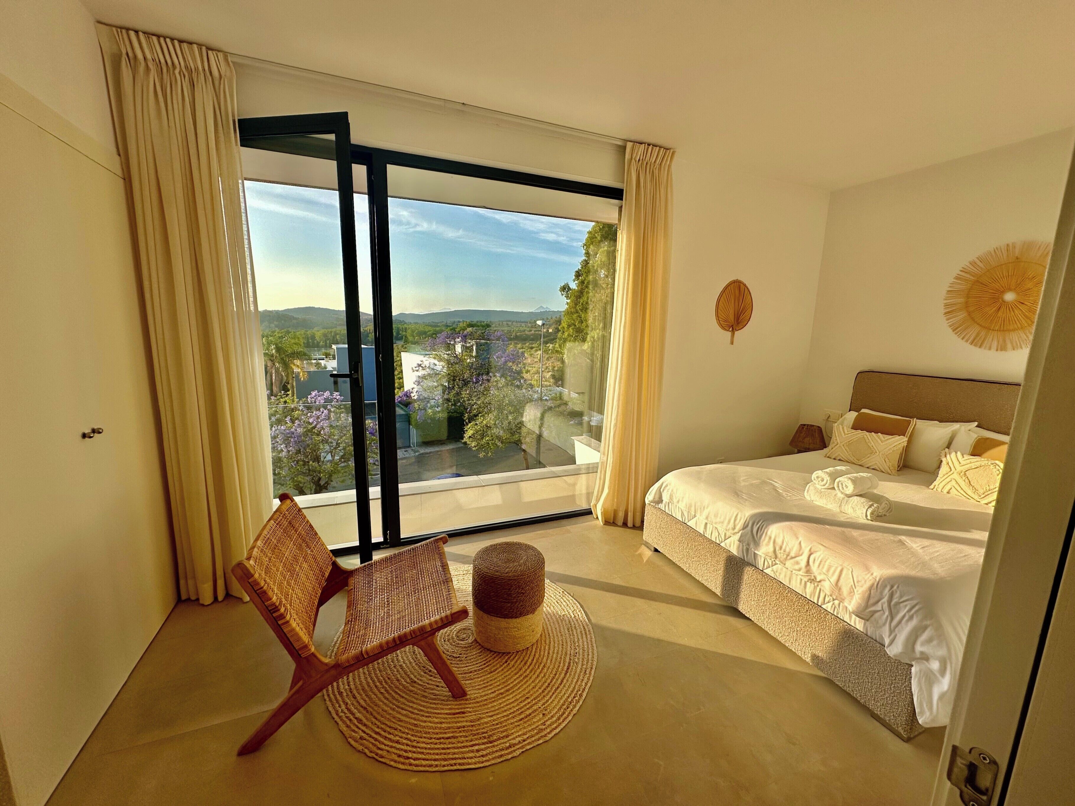 4 slaapkamers, een strijkplank/strijkijzer, gratis wifi, beddengoed