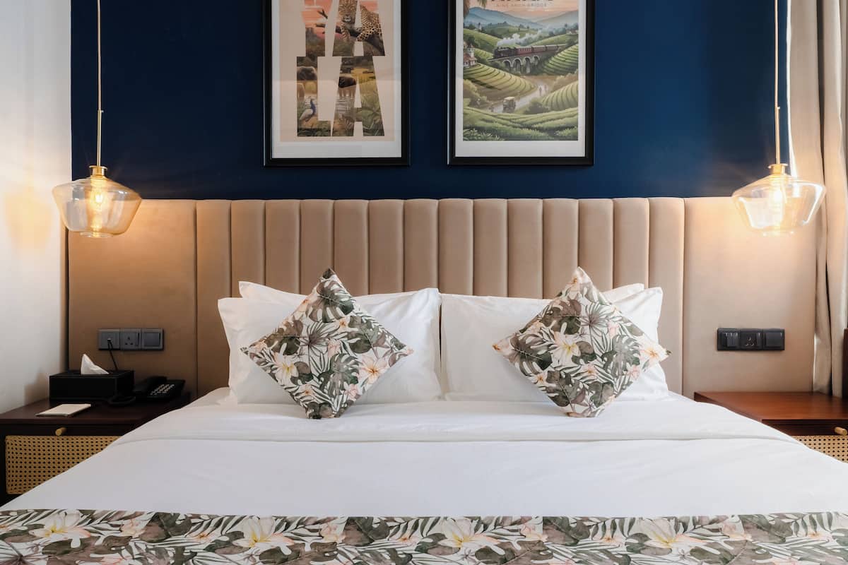 Minibar, escritorio y espacio para trabajar con laptop