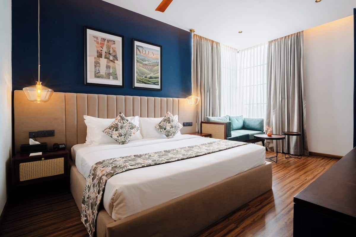 Minibar, escritorio y espacio para trabajar con laptop