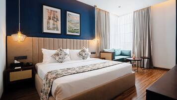 Minibar, skrivebord, skrivebord for bærbar PC og blendingsgardiner