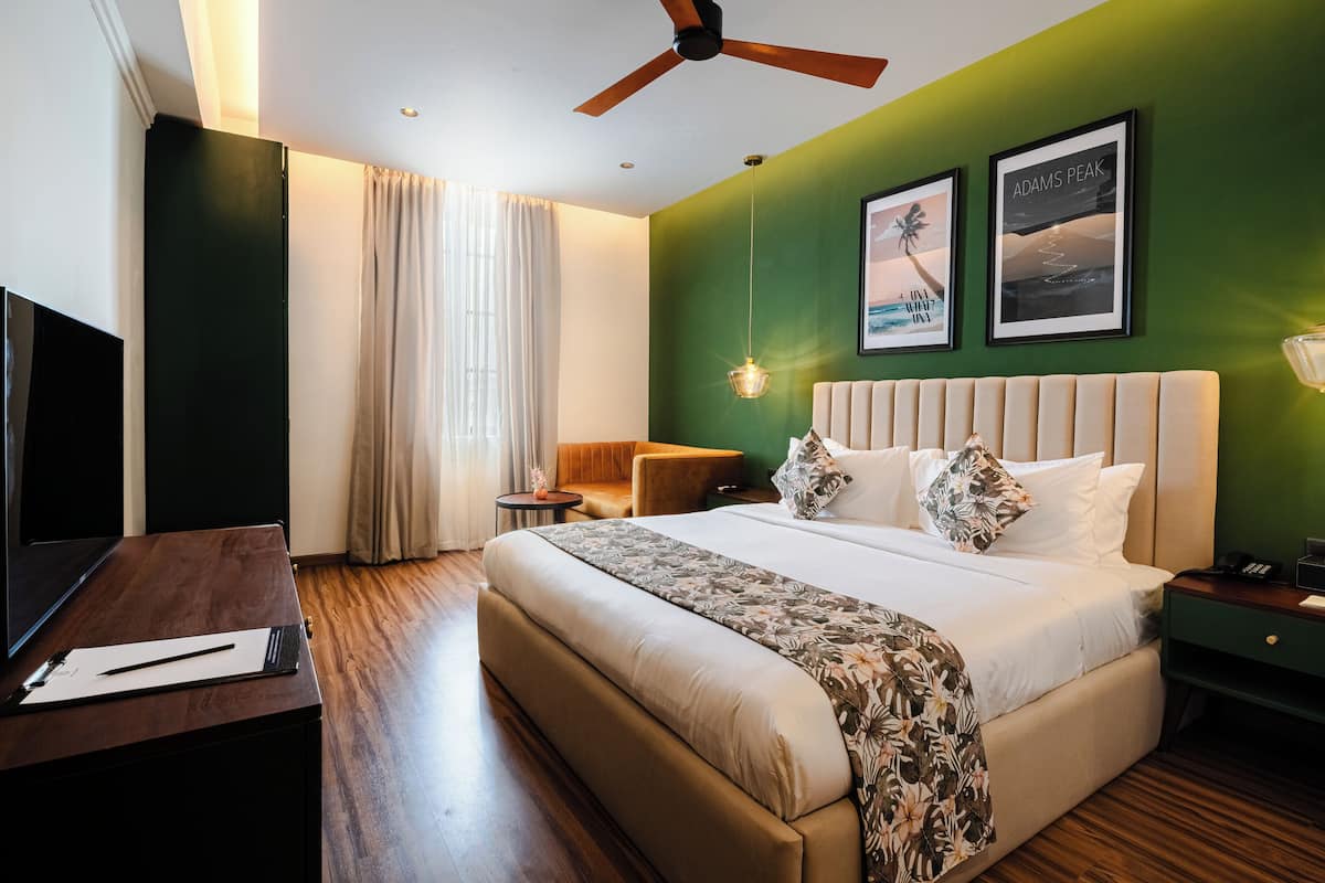 Minibar, escritorio y espacio para trabajar con laptop