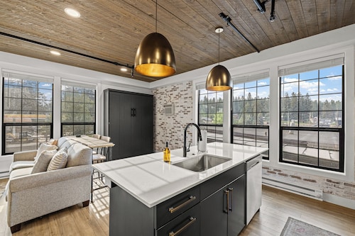 The Loft 10 - Steps from the Lake & Dining- Newly renovated in the heart of McCall