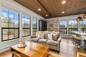 Smart TV, books - The Loft 10 - Steps from the Lake & Dining- Newly renovated in the heart of McCall (McCall)