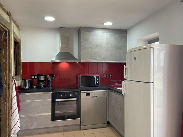 Kühlschrank, Mikrowelle, Geschirrspüler