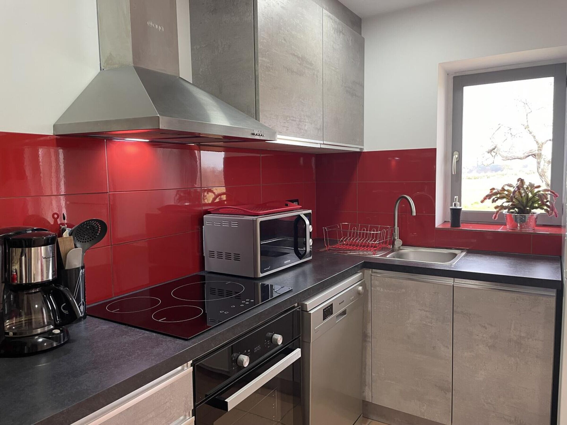 Kühlschrank, Mikrowelle, Geschirrspüler