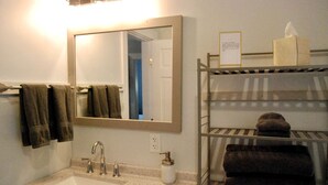 Secador de pelo, toallas, jabón, shampoo