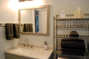 Hair dryer, towels, soap, shampoo - Escape to Enfield: Peaceful Lakefront Cabin on Crystal Lake (Enfield)