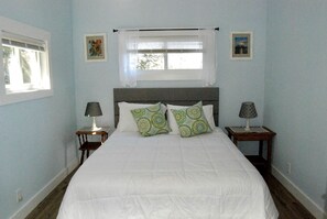 2 bedrooms, WiFi, bed sheets - Escape to Enfield: Peaceful Lakefront Cabin on Crystal Lake (Enfield)