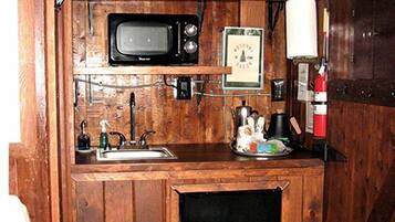 Réfrigérateur, micro-ondes, cafetière/bouilloire, bouilloire électrique