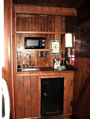 Een koelkast, een microgolfoven, een koffiezetapparaat/waterkoker