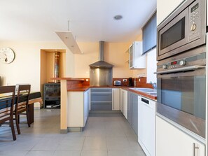 Fridge, microwave, oven, coffee/tea maker