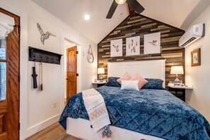 1 bedroom, iron/ironing board, bed sheets - Romantic Tree House for Texas Glamping in Elm Mott (Elm Mott)