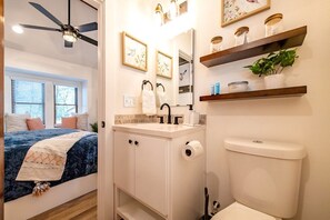 Hair dryer, towels, toilet paper - Romantic Tree House for Texas Glamping in Elm Mott (Elm Mott)