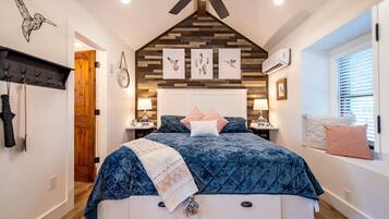 1 slaapkamer, een strijkplank/strijkijzer, beddengoed