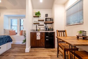 Dining - Romantic Tree House for Texas Glamping in Elm Mott (Elm Mott)
